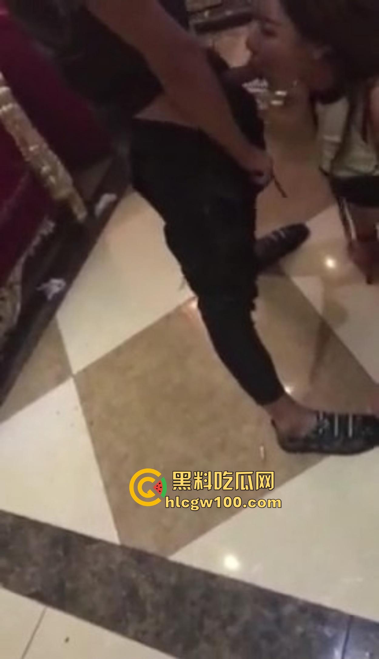 河北精神小伙KTV玩疯，陪酒妹被当狗地下爬跪舔，嘴当B抽插全程卖力口活卖力吸到腿软，洗手间乱交结尾！-15