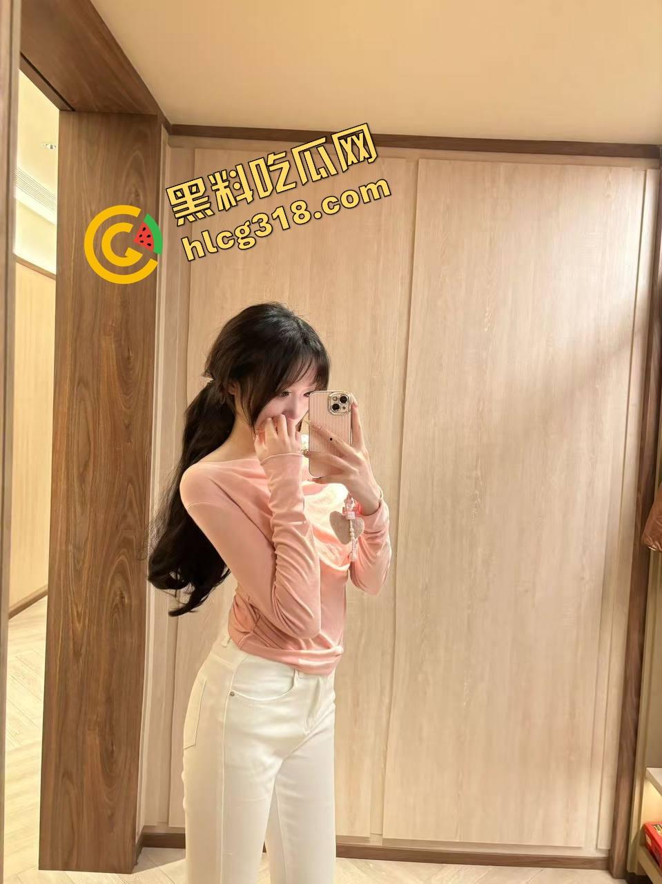 5cm真的没救了吗？看看这个富哥怎么用小鸡巴换来妹子跪舔的快乐人生，表情不是被操疼是怕转账停了！-3