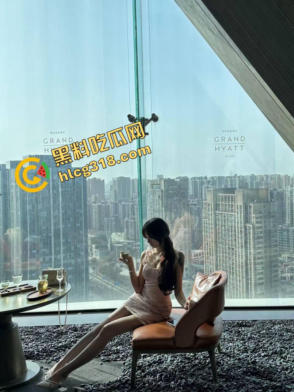 5cm真的没救了吗？看看这个富哥怎么用小鸡巴换来妹子跪舔的快乐人生，表情不是被操疼是怕转账停了！-4