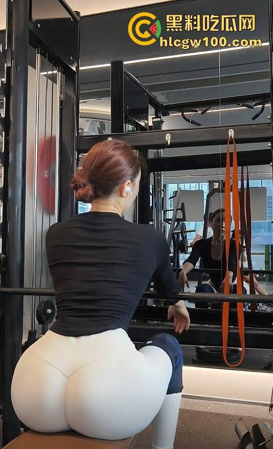 抖音50万粉健身网红【健身小猫】不雅视频泄露，线下陪金主爸爸玩花样，健身身材劲爆，淫技独道玩到喷射不停！-2