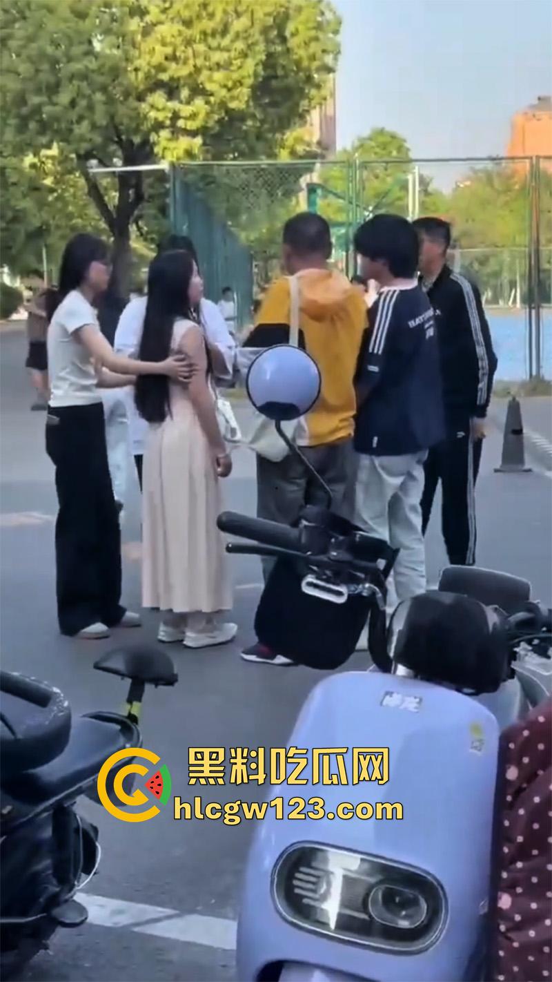 滁州职业学院丑逼胖渣男翻车，脚踏两条船被发现，两女学校当场质问，真是丑人多作怪！-4