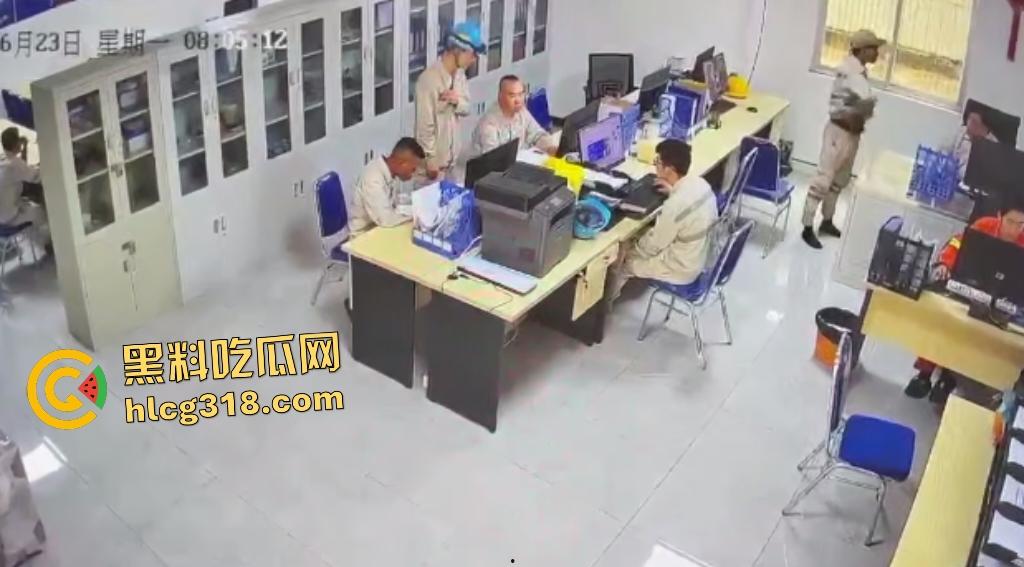 刀仔偷袭工程办公室！员工因看见领导偷情自己老婆的视频连桶数刀报复领导逃逸，这才是真男人啊！-3