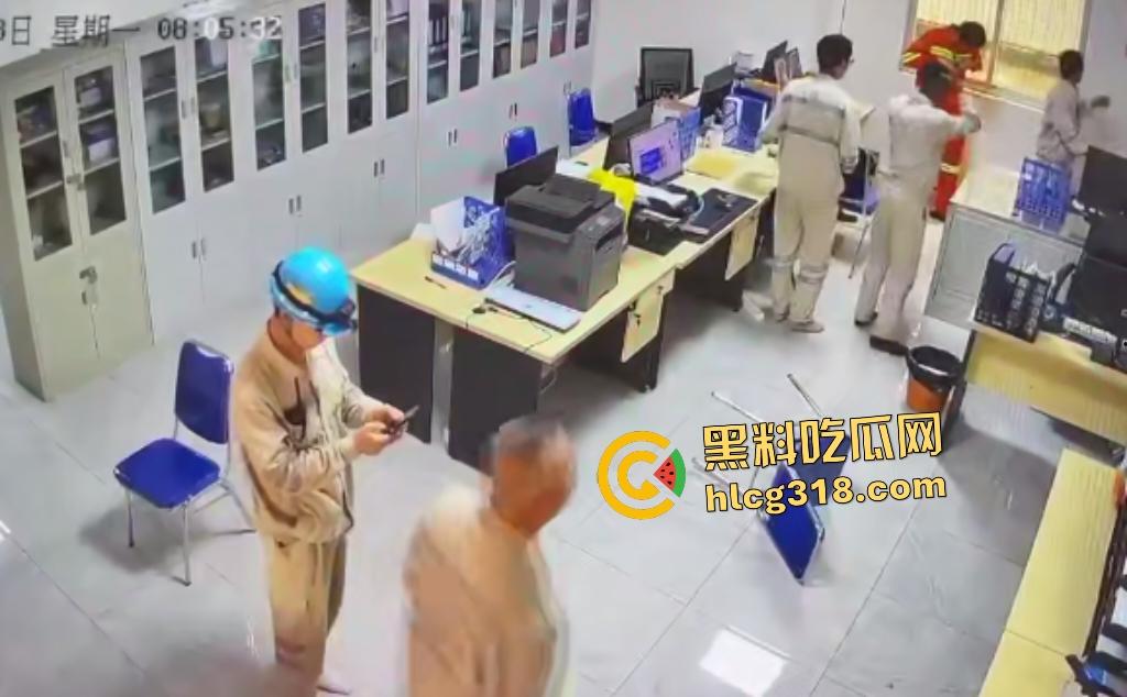 刀仔偷袭工程办公室！员工因看见领导偷情自己老婆的视频连桶数刀报复领导逃逸，这才是真男人啊！-6