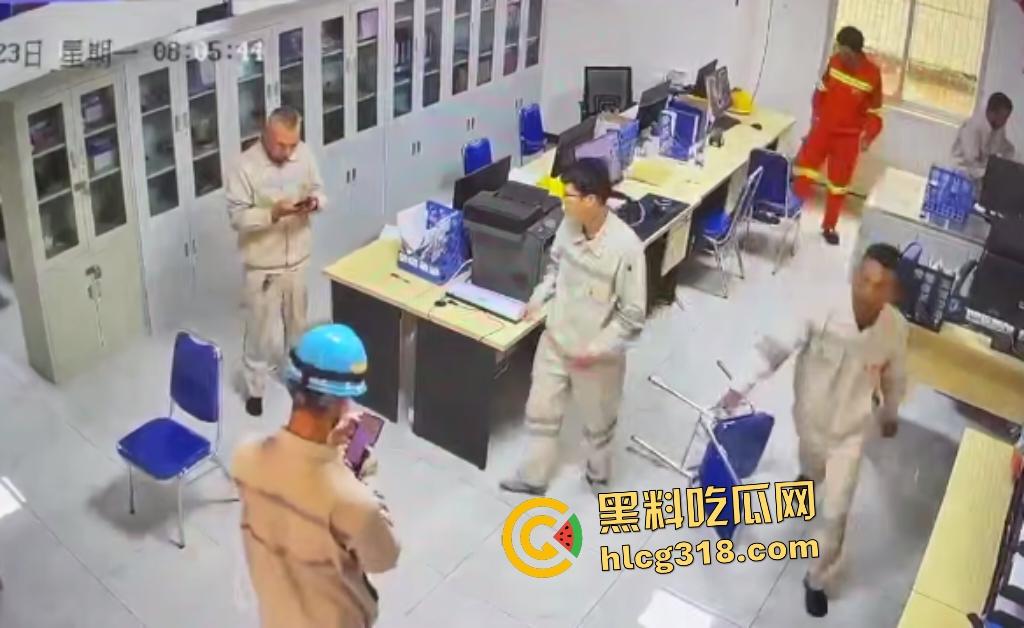 刀仔偷袭工程办公室！员工因看见领导偷情自己老婆的视频连桶数刀报复领导逃逸，这才是真男人啊！-8