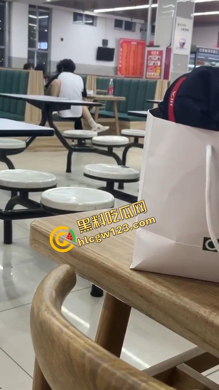 山西应用科技学院情侣在食堂开车！女的夹腿骑腰全程激情演出，你tm是在吃饭还是在拍无码片？-3