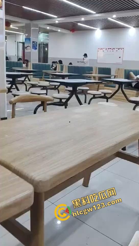 山西应用科技学院情侣在食堂开车！女的夹腿骑腰全程激情演出，你tm是在吃饭还是在拍无码片？-7