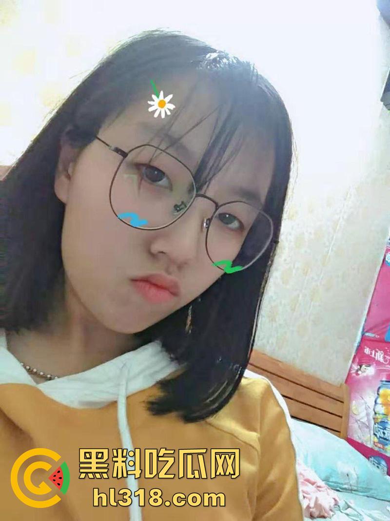 福建周宁一中【杨晴瑜】，小穴超嫩的反差眼镜妹，性欲旺盛网上撩骚，浴室自慰视频遭曝光！-2