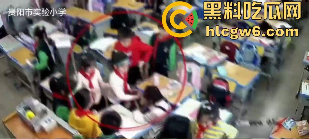 贵阳实验小学视而不见的霸凌现场，男孩暴力大吼，女孩干呕，老师冷漠得让人寒心！-10