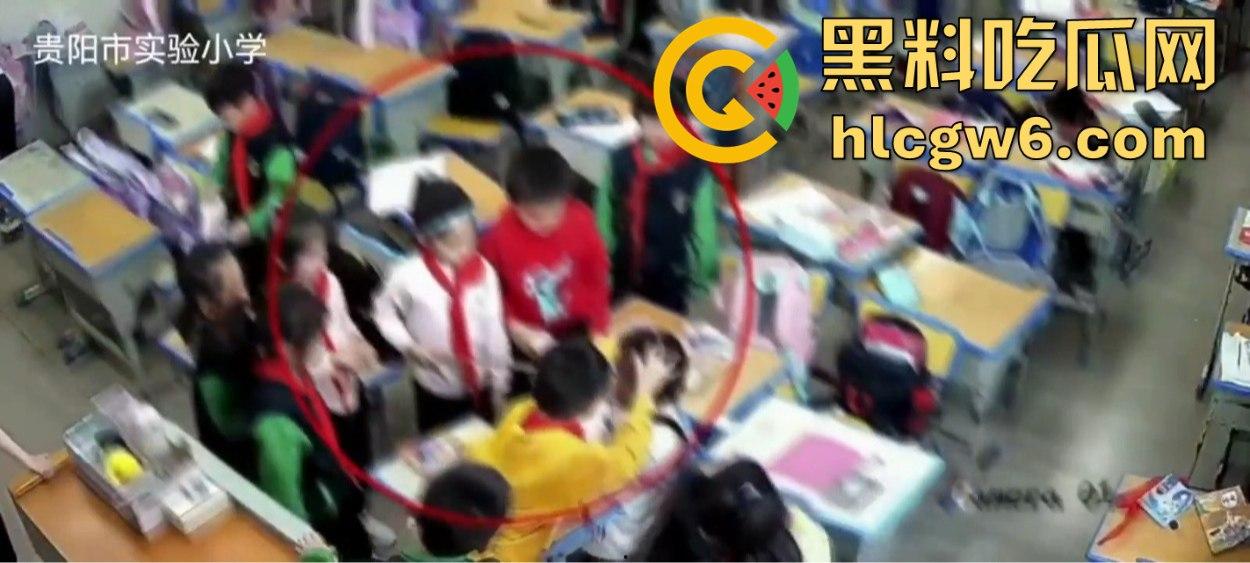 贵阳实验小学视而不见的霸凌现场，男孩暴力大吼，女孩干呕，老师冷漠得让人寒心！-11