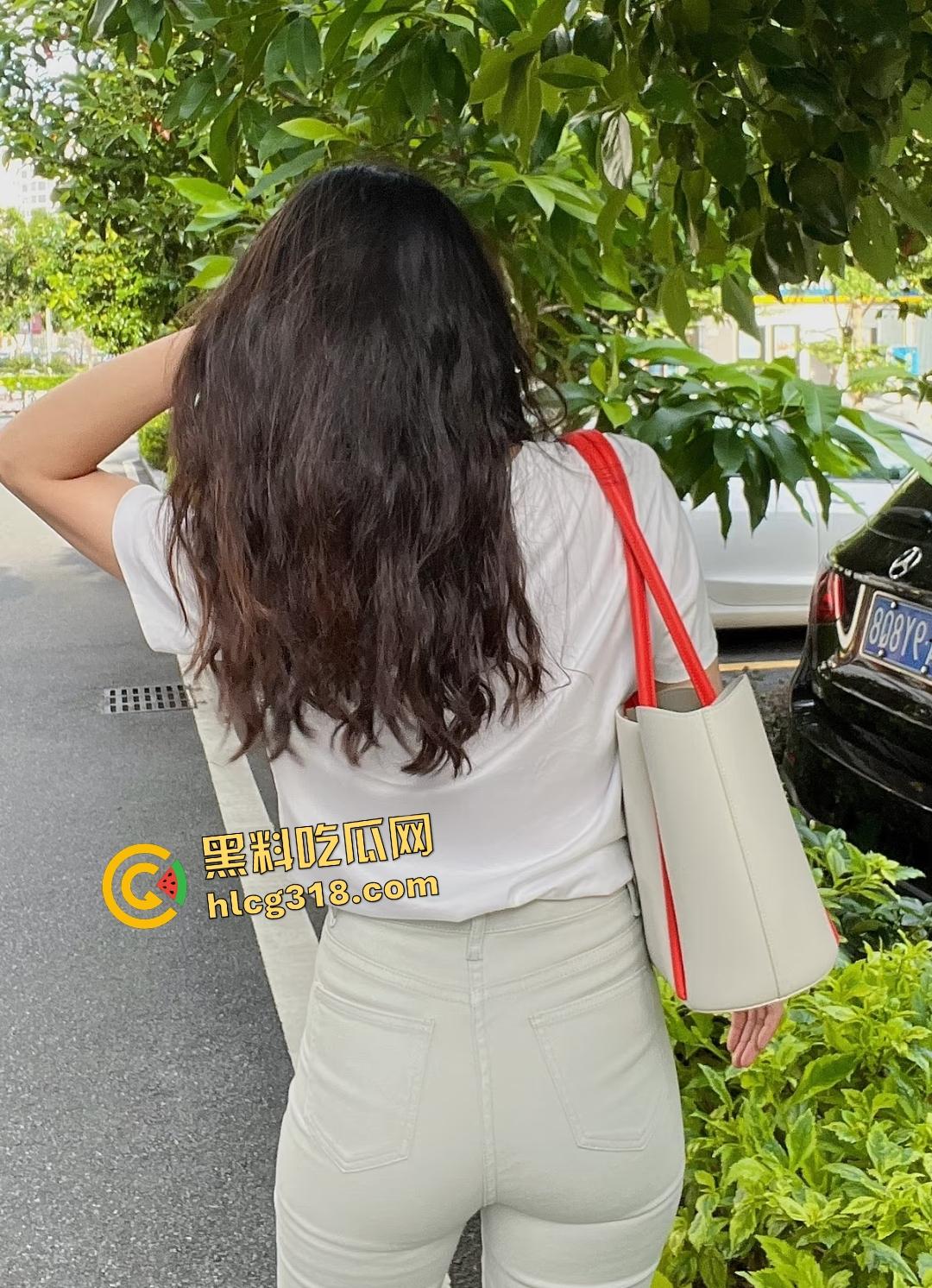 绿帽淫妻背叛“对不起老公我被操了”，两根大鸡巴同时操，帮别人吞精都不帮自己老公吞！-1