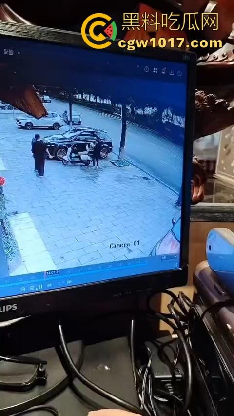 岳阳湘阴发生严重车祸！倒霉起来喝水都能塞牙，站马路边都能被车撞飞，像个人体保龄球一样撞了出去！-1