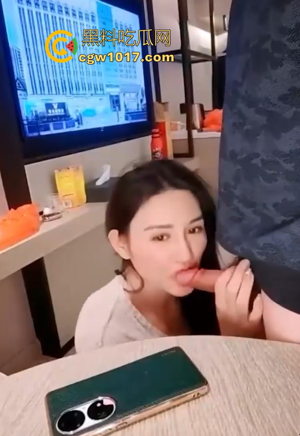 极品小姨子醉酒勾引姐夫！酒店玩真心话大冒险尺度拉满，巨乳半露主动扑倒跪地，边跟姐姐打电话边口交！-5