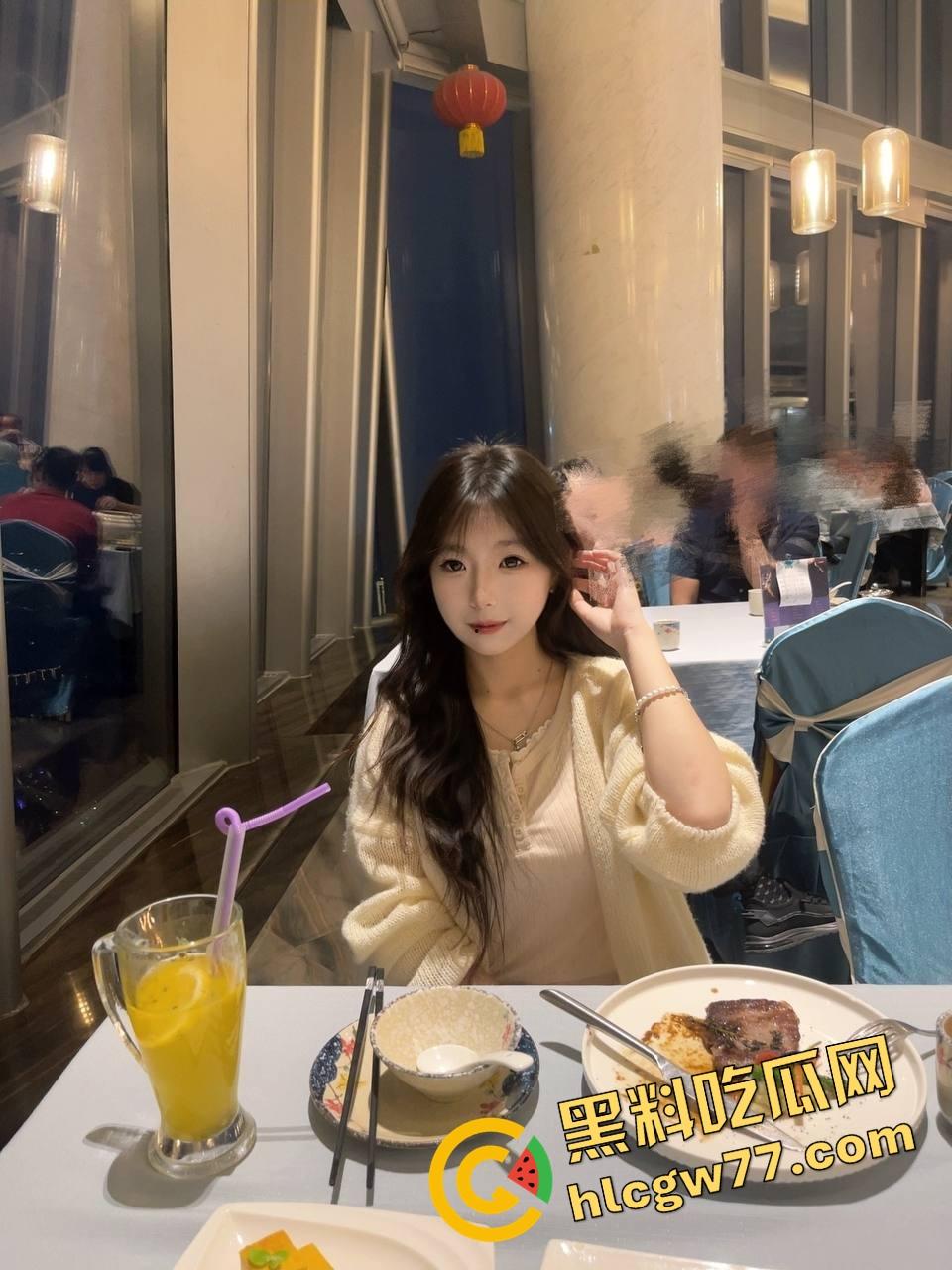 南昌传媒学院极品骚女【江婉璃】喷水到床垫透底，小穴撑成屌模，全校走一圈淫水一路滴！-1