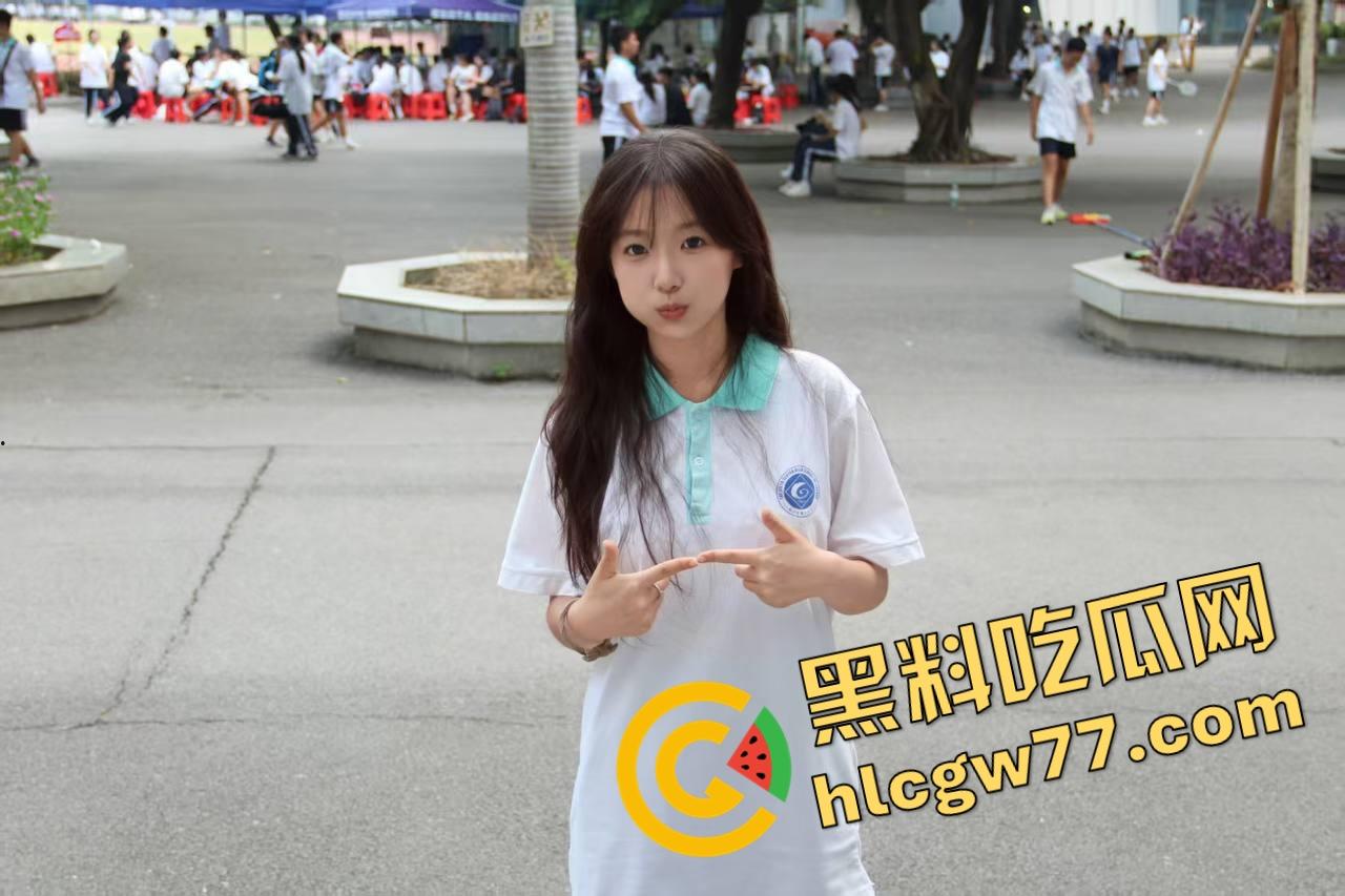 南昌传媒学院极品骚女【江婉璃】喷水到床垫透底，小穴撑成屌模，全校走一圈淫水一路滴！-2