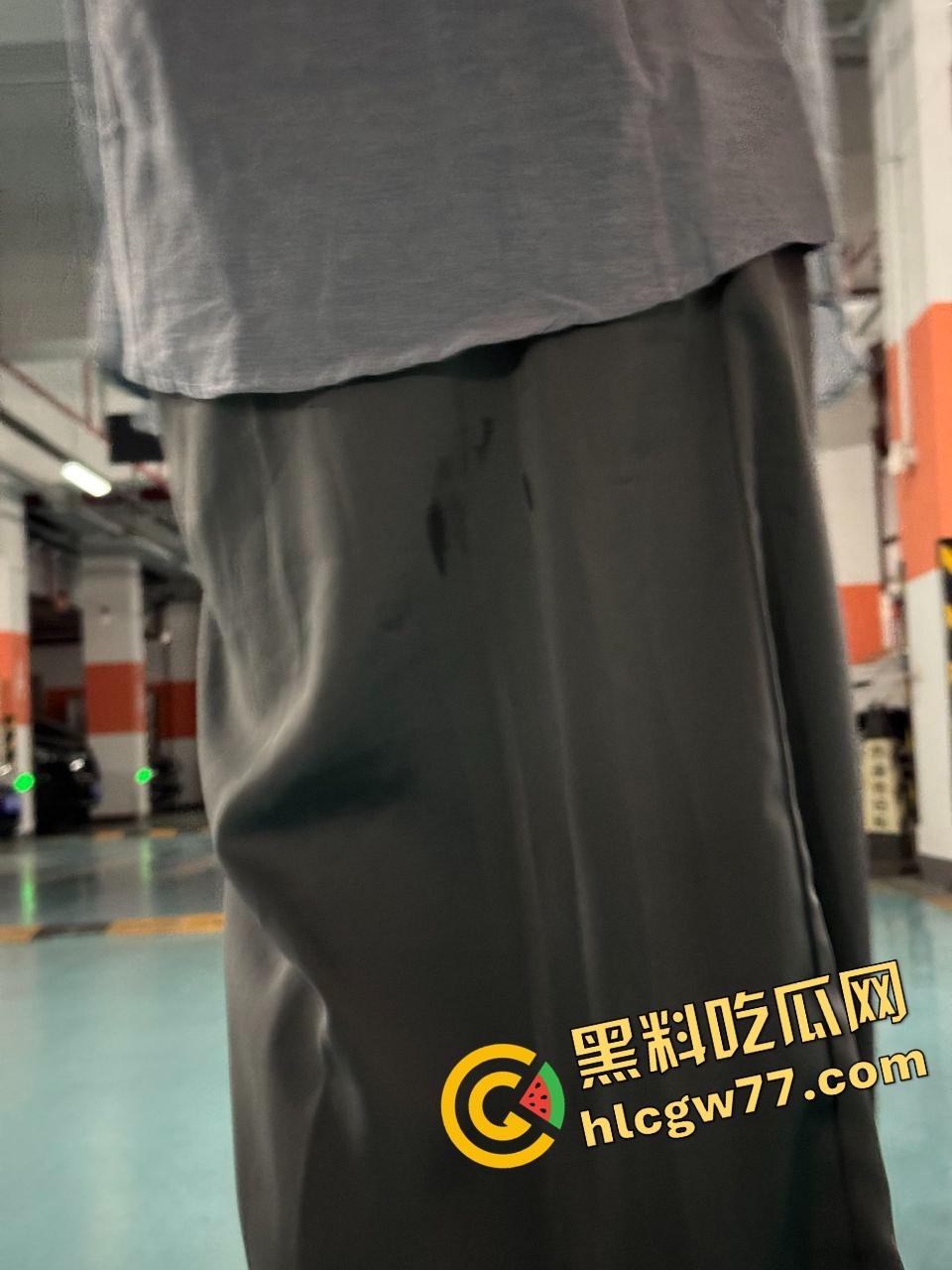 南昌传媒学院极品骚女【江婉璃】喷水到床垫透底，小穴撑成屌模，全校走一圈淫水一路滴！-5