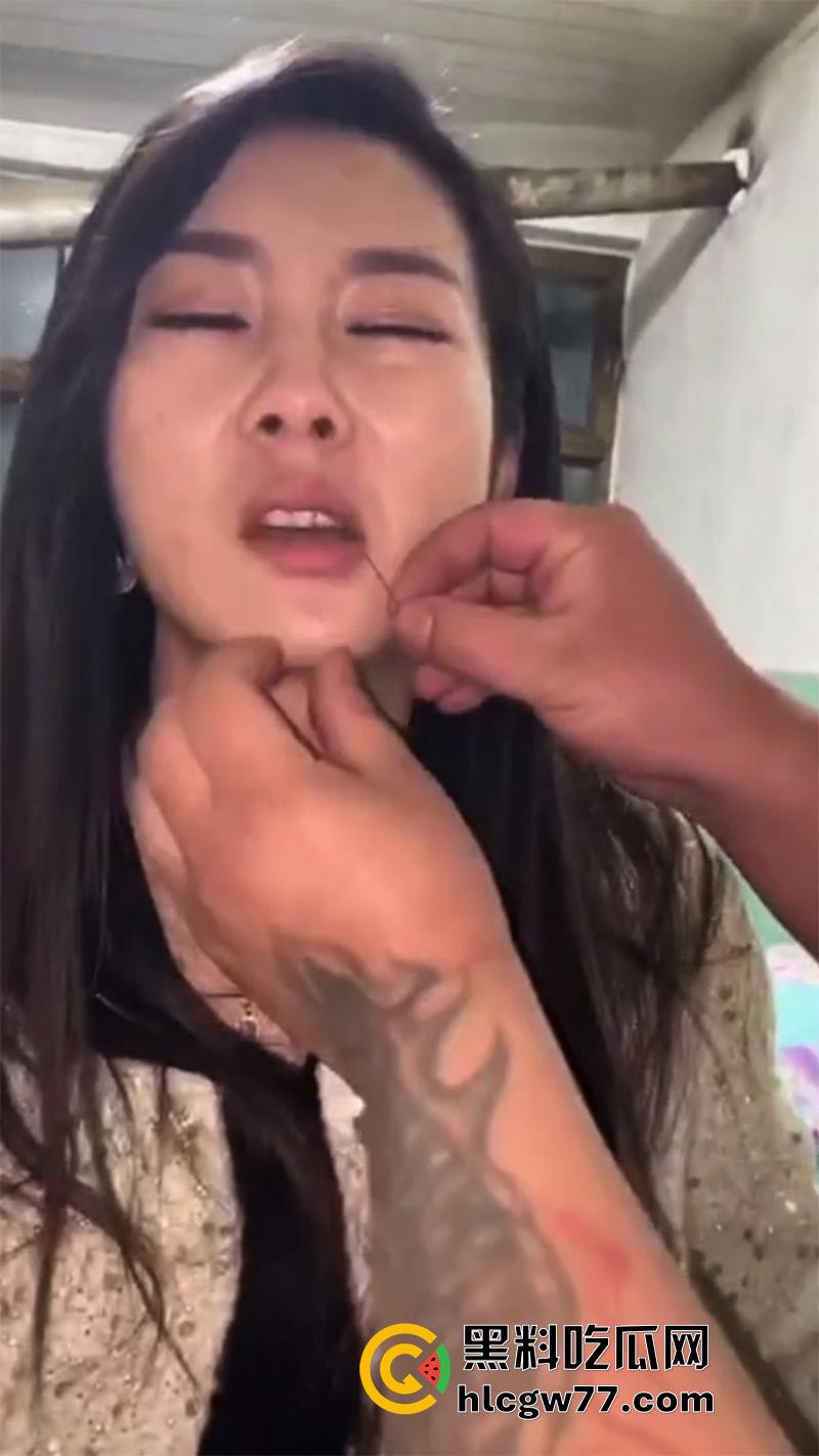 变态大叔包养母女,操够了还居家玩SM,穿针引线穿刺缝嘴,玩的真变态啊!-3