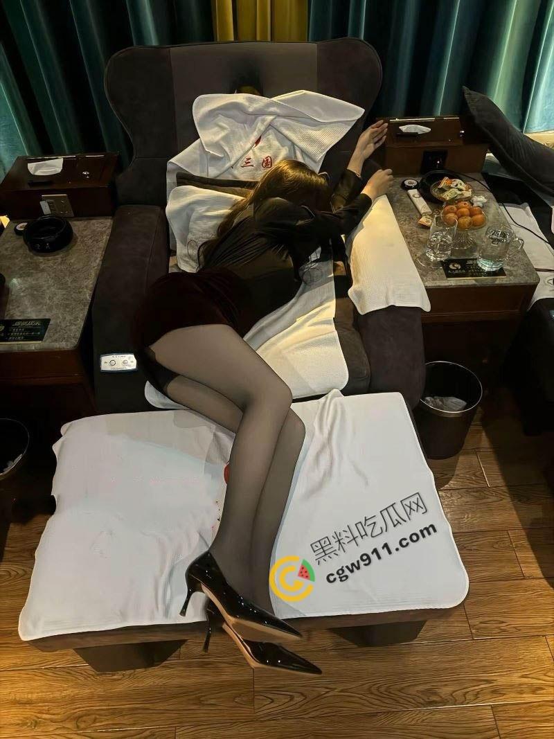 深圳懿德轩76号女技师被瓜友爆操视频流出！腿长细腰翘臀，C杯美，制服诱惑，视觉触感双重冲击-6