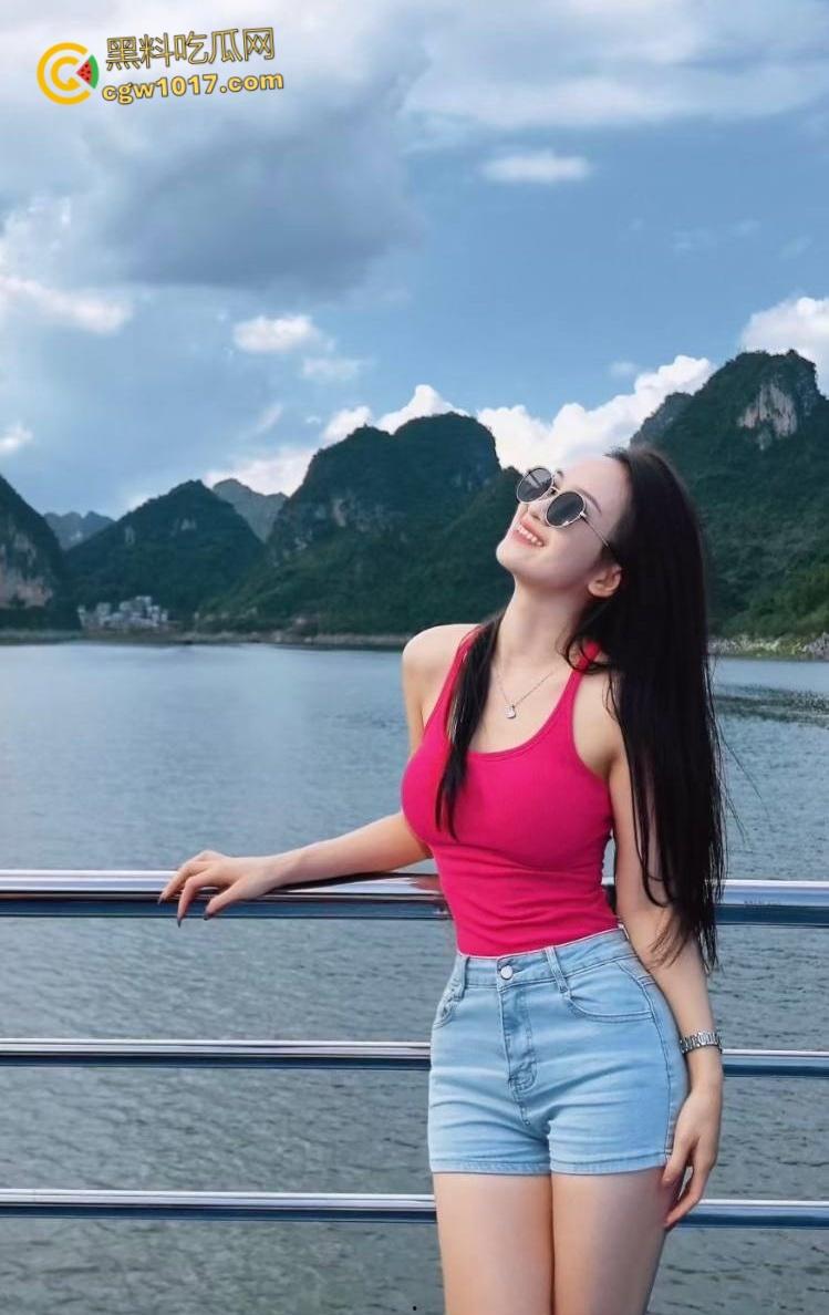 让姐姐插着跳蛋打扫卫生，饥渴奶奶的的姐姐，捏着奶子还喊着爸爸操我，按住头疯狂口交，后入内射小嫩穴！-3