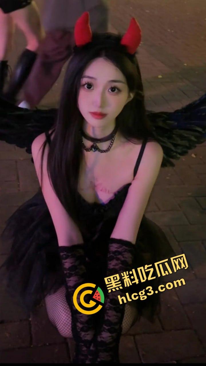 抖音爆红空姐『白天翱翔蓝天，夜晚专宠大哥』，私密视频，线下真实激情，双重身份被曝光！-6