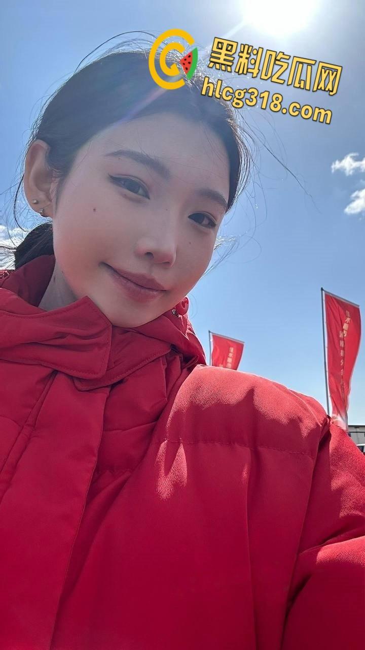 黑龙江反差婊【李丽娜】，出轨欺骗前男友，眼镜妹就是反差，情趣黑丝翘着屁股乖乖吃大屌！-1