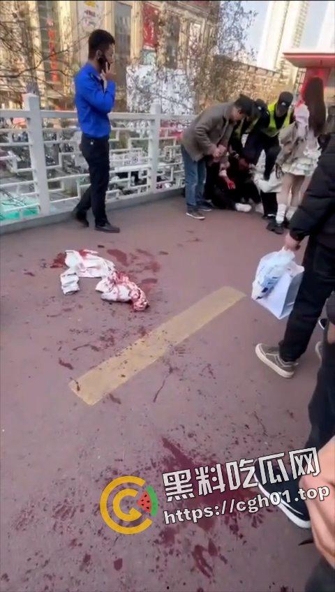 陕西西安小寨天桥情杀 少年捅死25岁小三 遍地是血 这就是年轻人的含金量-9