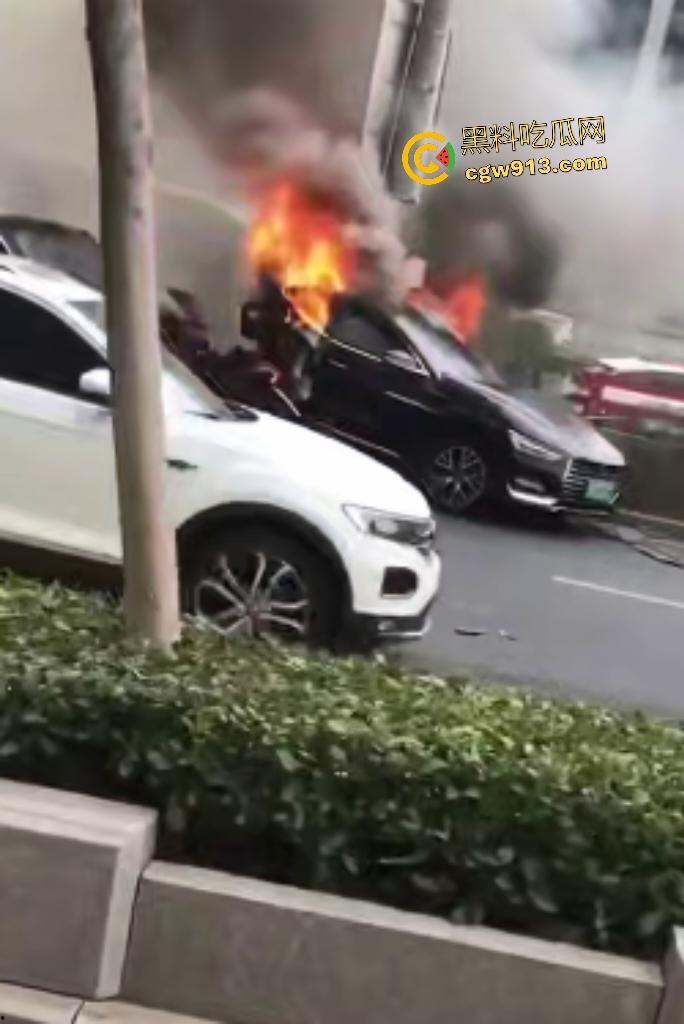 9月4日南京栖霞大道电车激撞！蔚来“亲”比亚迪翘臀，电池直接爆燃，电车这技术还是不到位啊！-5