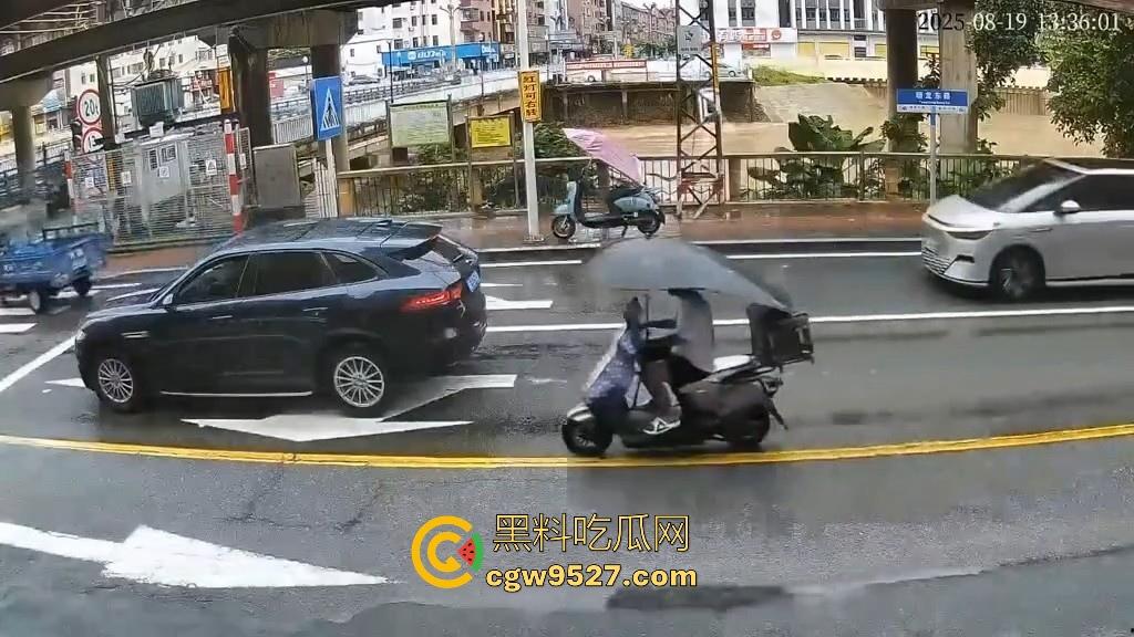 东莞一女司机开车掉河里，车辆像脱缰野马般直冲河中，送医院抢救无效死亡！-3