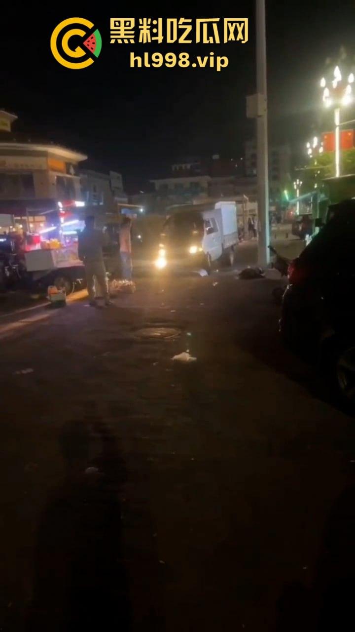 摆个摊你拼什么命啊？ 广东女老板为争摊位被男子当街砍杀  视频曝光血腥砍头过程-4