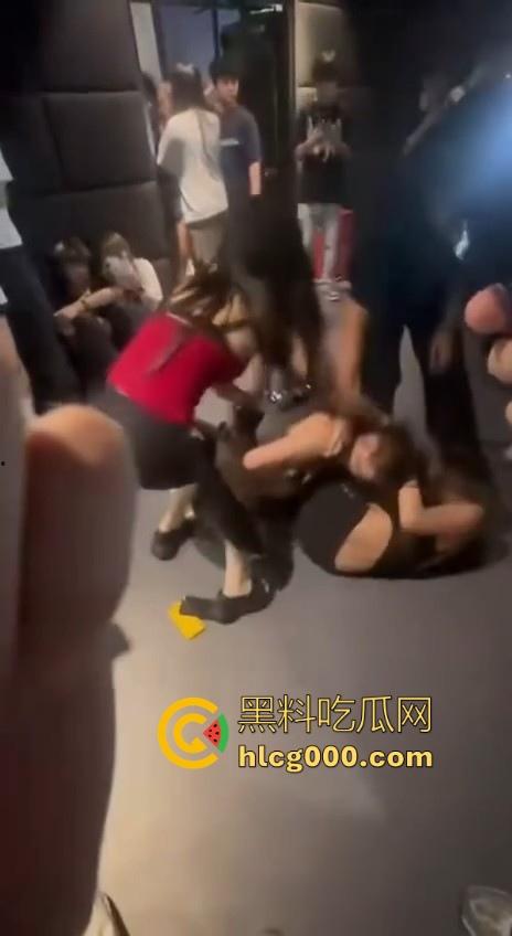 极品精神小妹当街厮杀，扯头发拳打胸脚踹逼招招致命，像头发疯的母牛一样，拦都拦不住！-3