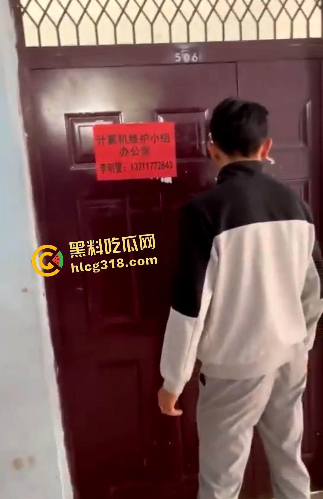 计算机维护小组办公室大学生偷情做爱被主任抓包，女的还想拍照留念坏事变好事！-1