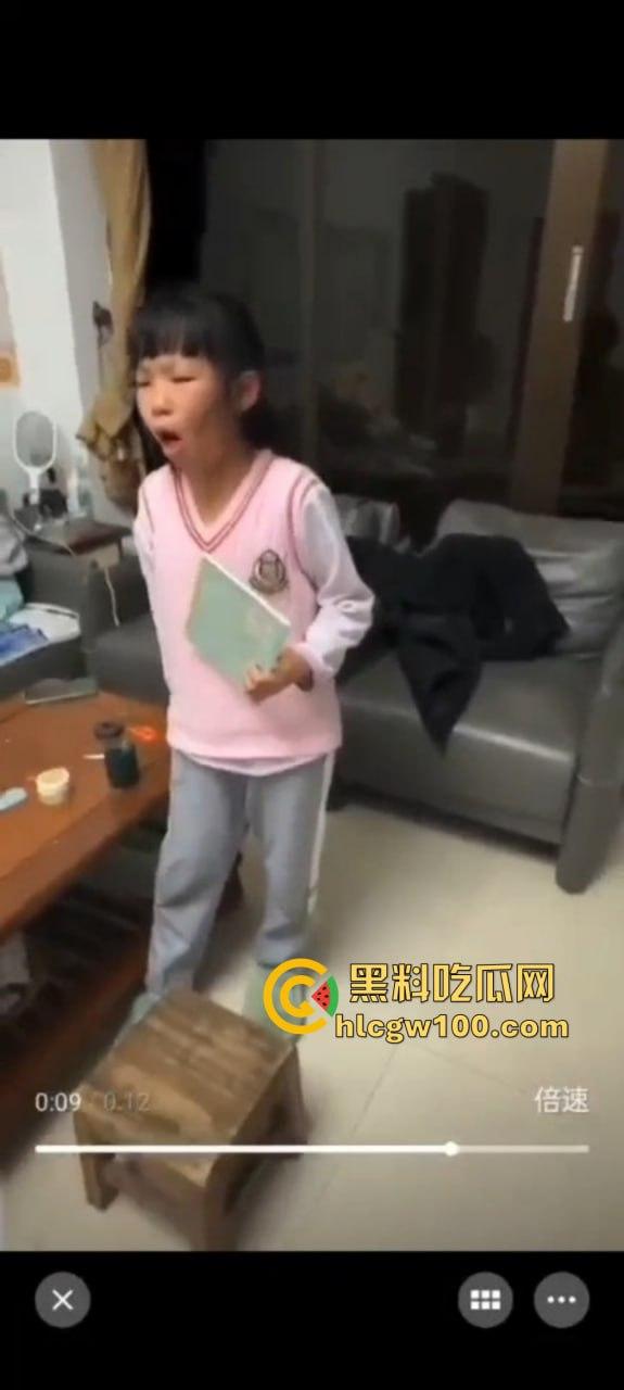 河南三年二班家长【周微】崩溃，辅导作业直接气疯，一边打小孩一边骂老师，班级群倾诉成大型吐槽现场！-9