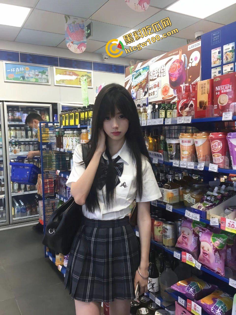 长沙民政JK清纯嫩妹反差婊【张雅萱】极品粉穴自拍全裸脱衣，尿盆诱惑洗澡供金主！独家曝光流出！-1