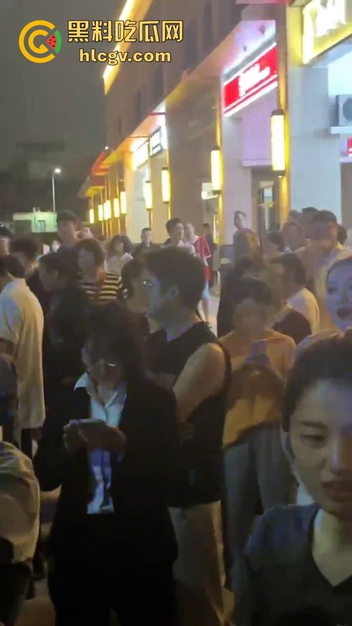 广东珠江铂世湾保安暴力打小孩引众怒！数百业主围堵救护车讨要说法-1