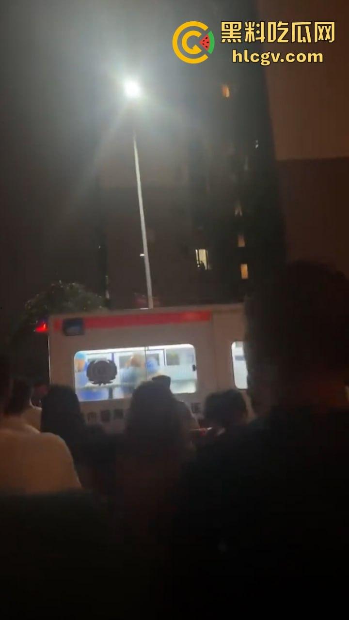 广东珠江铂世湾保安暴力打小孩引众怒！数百业主围堵救护车讨要说法-4