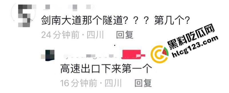 太惨了！面包车“人货混装”追尾，副驾驶女人没了！-1