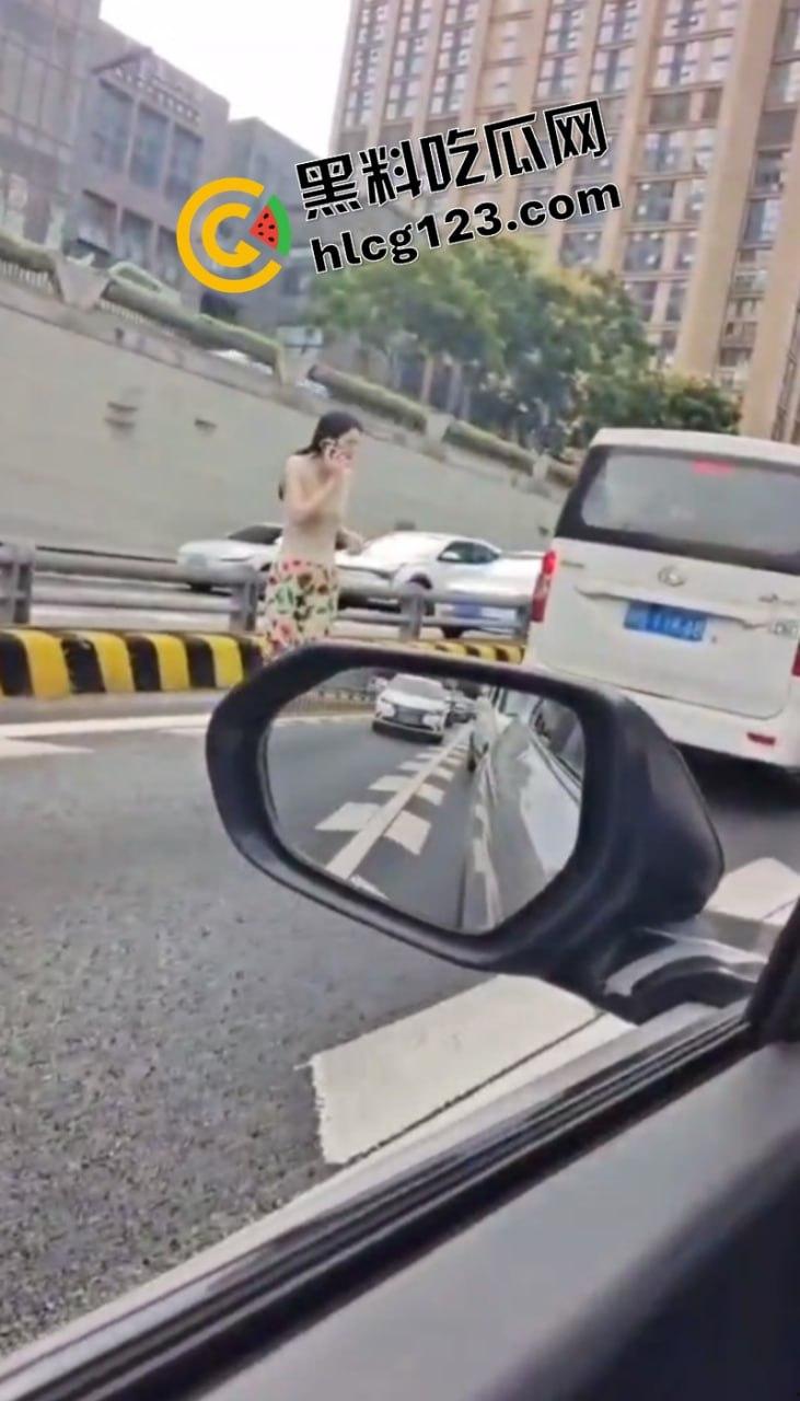 太惨了！面包车“人货混装”追尾，副驾驶女人没了！-8