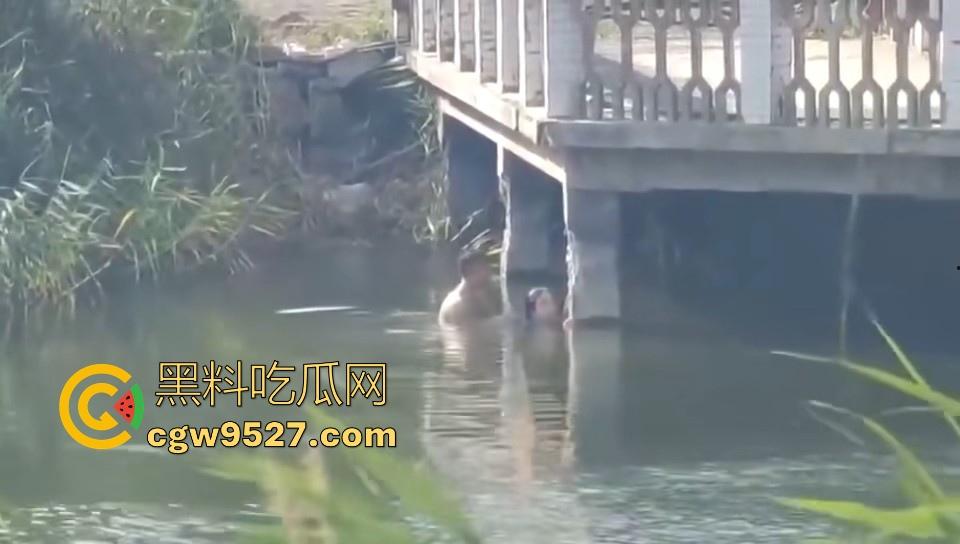 热心男子勇救落水女子,还知道从背后救,挺专业的,摇摇晃晃推到岸边,下次这种落水女子麻烦让我来救!-4