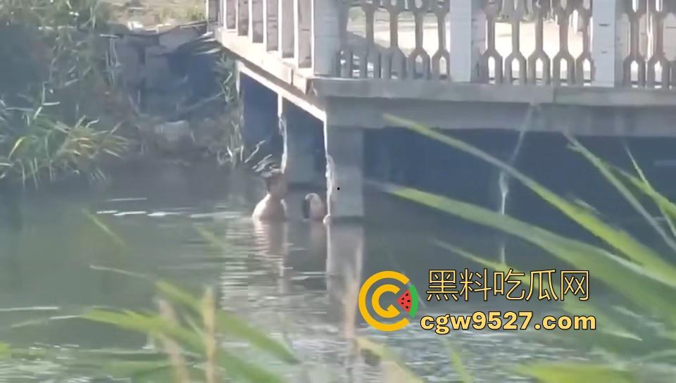 热心男子勇救落水女子,还知道从背后救,挺专业的,摇摇晃晃推到岸边,下次这种落水女子麻烦让我来救!-5