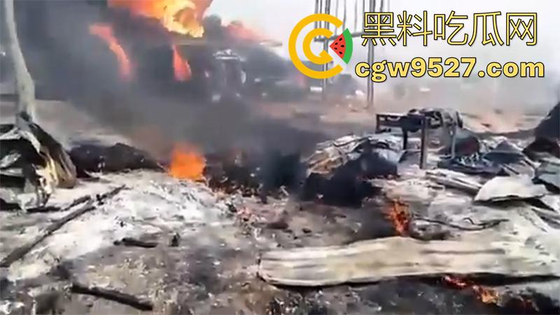 油罐车爆炸恐怖现场，造成77人死亡，鸡巴都给烧焦了，原始风味大烧烤，实在太惨了！-6