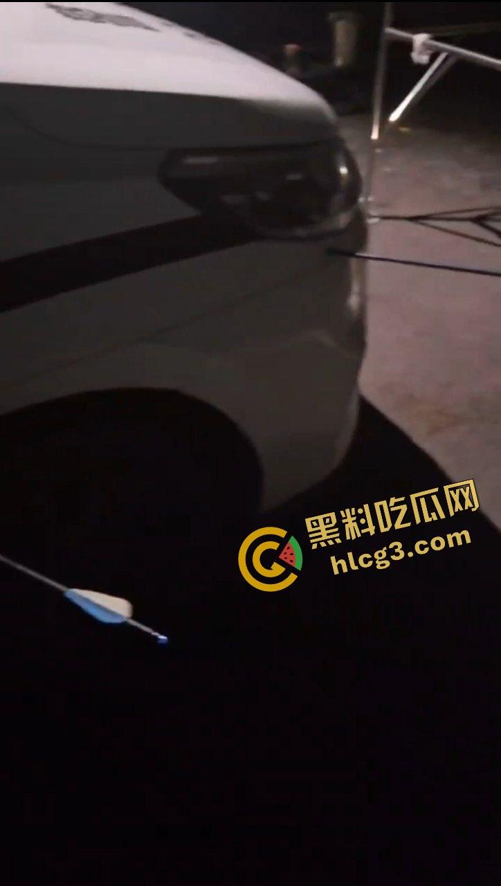 山东临沂惊现国服后羿！一男子手握弓箭射击路人 仿佛置身游戏 乱箭射伤2人与汽车！-5