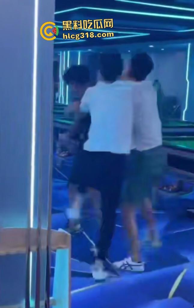 台球室赌徒疯狂群殴两小伙！台球棍和台球直打脑门，棍子打断血流满面，其中一小伙见势不妙直接逃走！-1