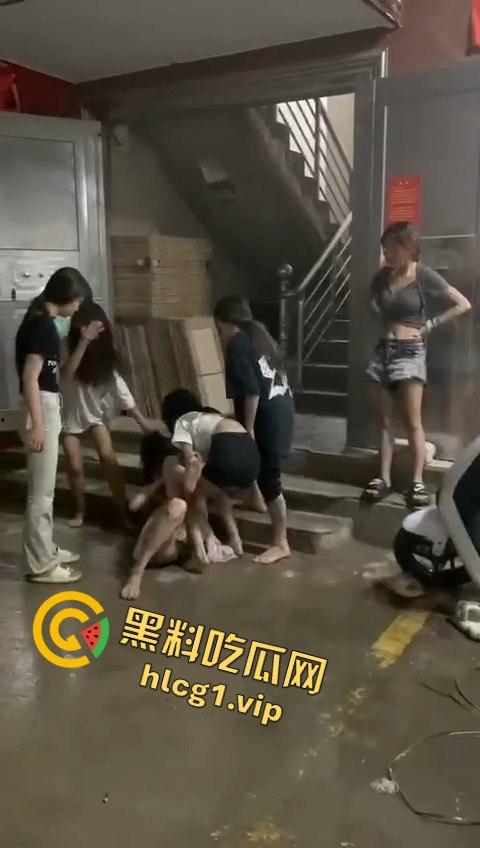 精神小妹上演清凉群架大戏！互扯头发大打出手，场面堪比热血高校！-9