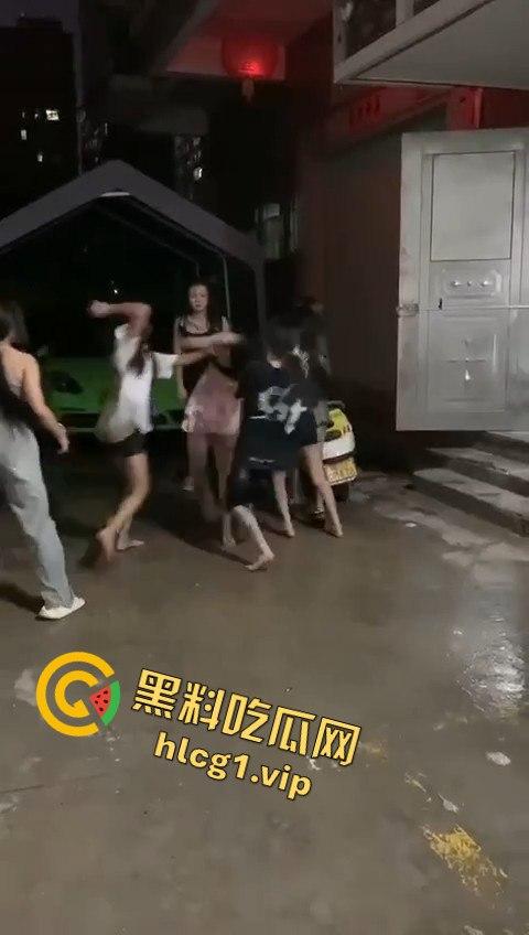 精神小妹上演清凉群架大戏！互扯头发大打出手，场面堪比热血高校！-11