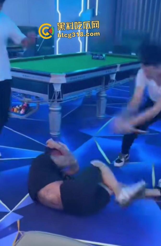 台球室赌徒疯狂群殴两小伙！台球棍和台球直打脑门，棍子打断血流满面，其中一小伙见势不妙直接逃走！-4