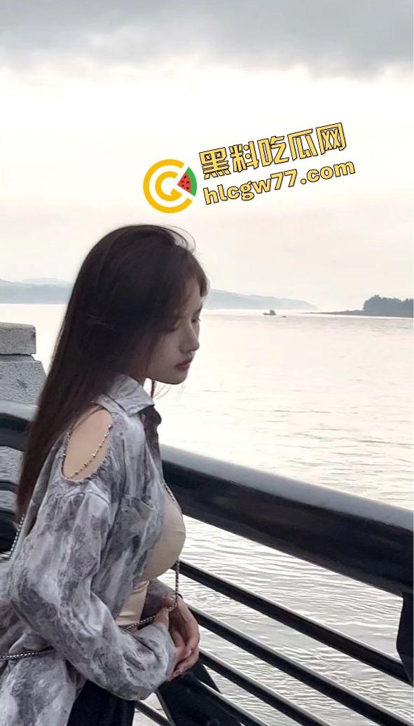 盐城师范学姐『许芷晴』舔棒跪好伺候年上叔叔，三十人轮插打通九道关，高潮喊狗狗想被操！-1