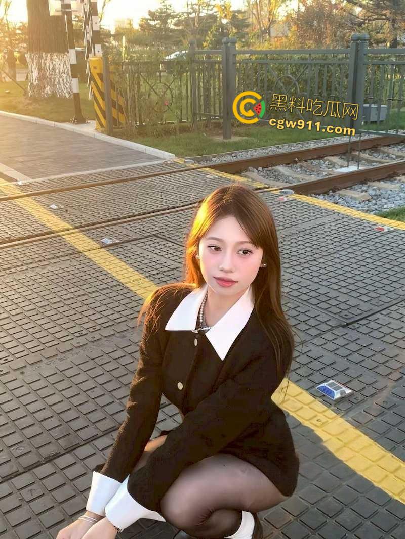 河北师范大学【贾雯雯】，清纯嫩妹如此反差，蒙眼调教深喉口交，男友猛插蜜穴还揉逼自慰，真是条小母狗！-4