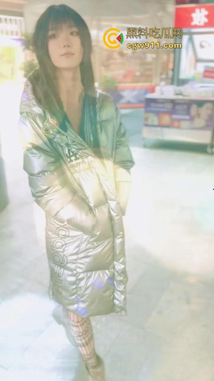 极品学生妹【柚柚】大胆全裸逛商场，羞涩淫笑当众裸拍，开档黑丝尽显风骚，角落口交真的大胆呀！-2