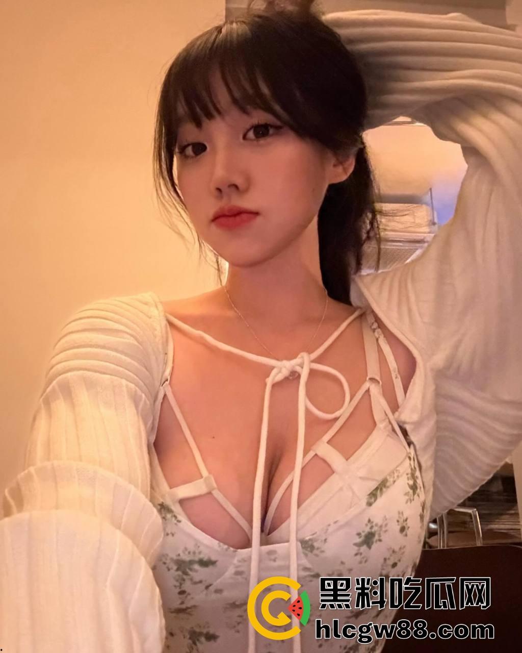 湖州高颜值反差女大【田甜】奶子大如吊钟,极品身材裸舞手势挑逗,正义奶波荡漾!-1