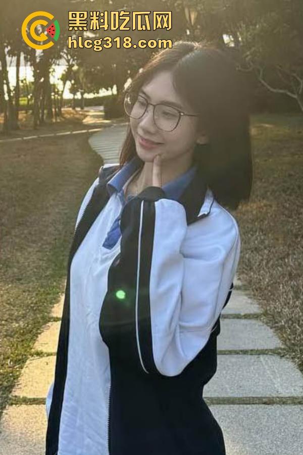 海角乱伦大神【我和妹妹的故事】最新力作！被清纯反差妹妹强行骑乘，极品超紧嫩穴紧包肉棒，骚气十足！-3