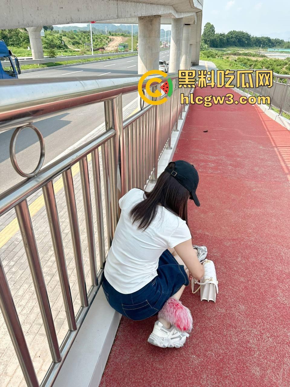 安徽粉穴舞蹈生骚货【依然】拳穴玩到自己爽上天！粉嫩美鲍异物扩张，3P女女露出喝尿，骚到让人词穷！-7